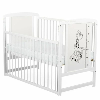 Patut din lemn bebe, 120x60 cm, Cu laterala culisanta, Din lemn de pin si mdf, Stabil si rezistent, Inaltime saltea reglabila pe 3 nivele, Laterala cu 3 bete detasabile, EN716-1, EN716-2, Alb, Babyneeds, Timmi Girafa