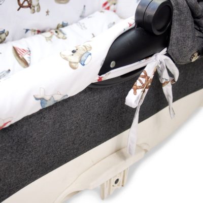 Set insertie textila pentru landoucosulet copii Kerstin Ursuletul pirat, cearsaf cu elastic asortat 80x38 cm, realizate din bumbac 100